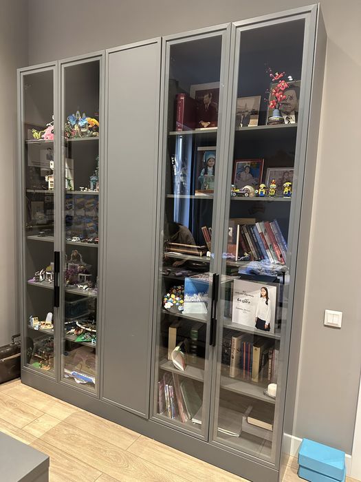 Мебель в отличном состоянии — шкаф и стол как новые