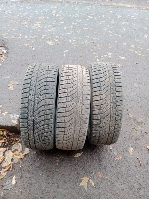 Продается шиныR16. 215/60.