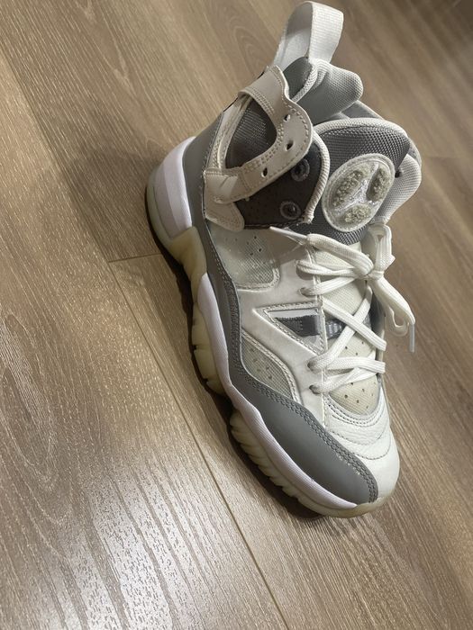 Отдам кроссовки джордан почти новые с европы оригинал