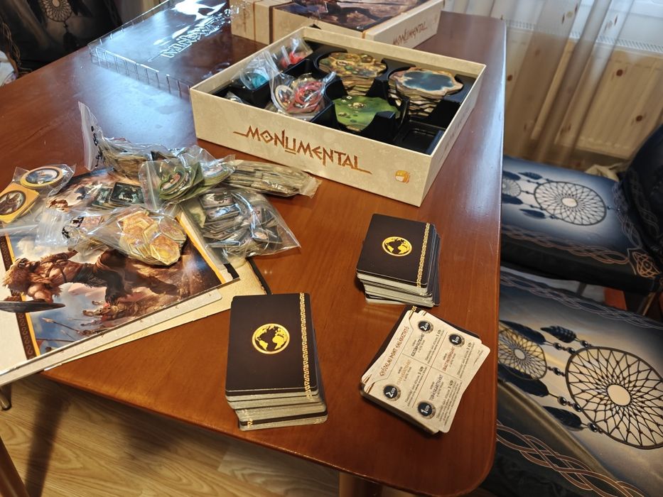 Joc de societate monumental.