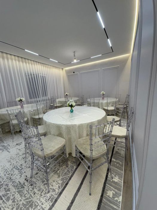 Столы и хрустальные стулья в аренду