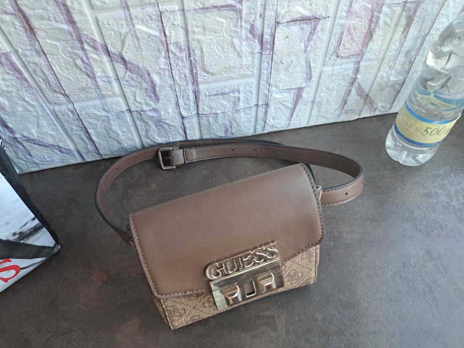 дамска чанта GUESS,малка чантичка за кръста,банан,гес