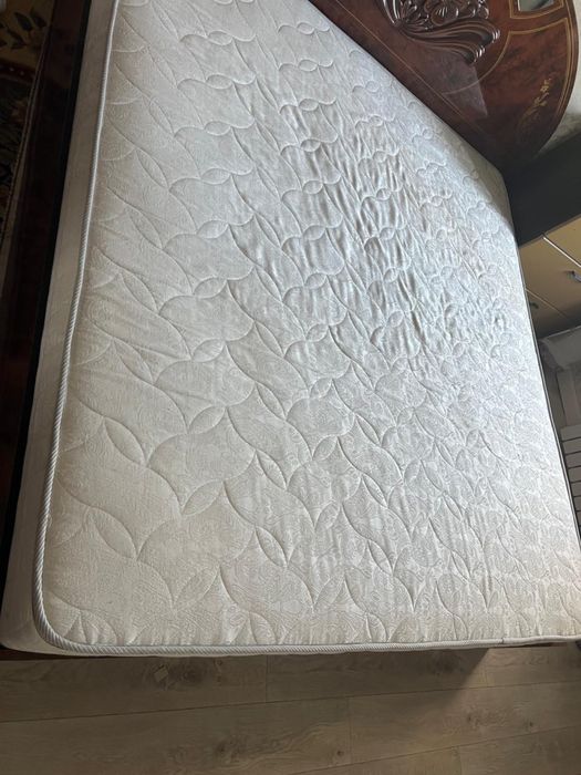 Кровать с матрасом