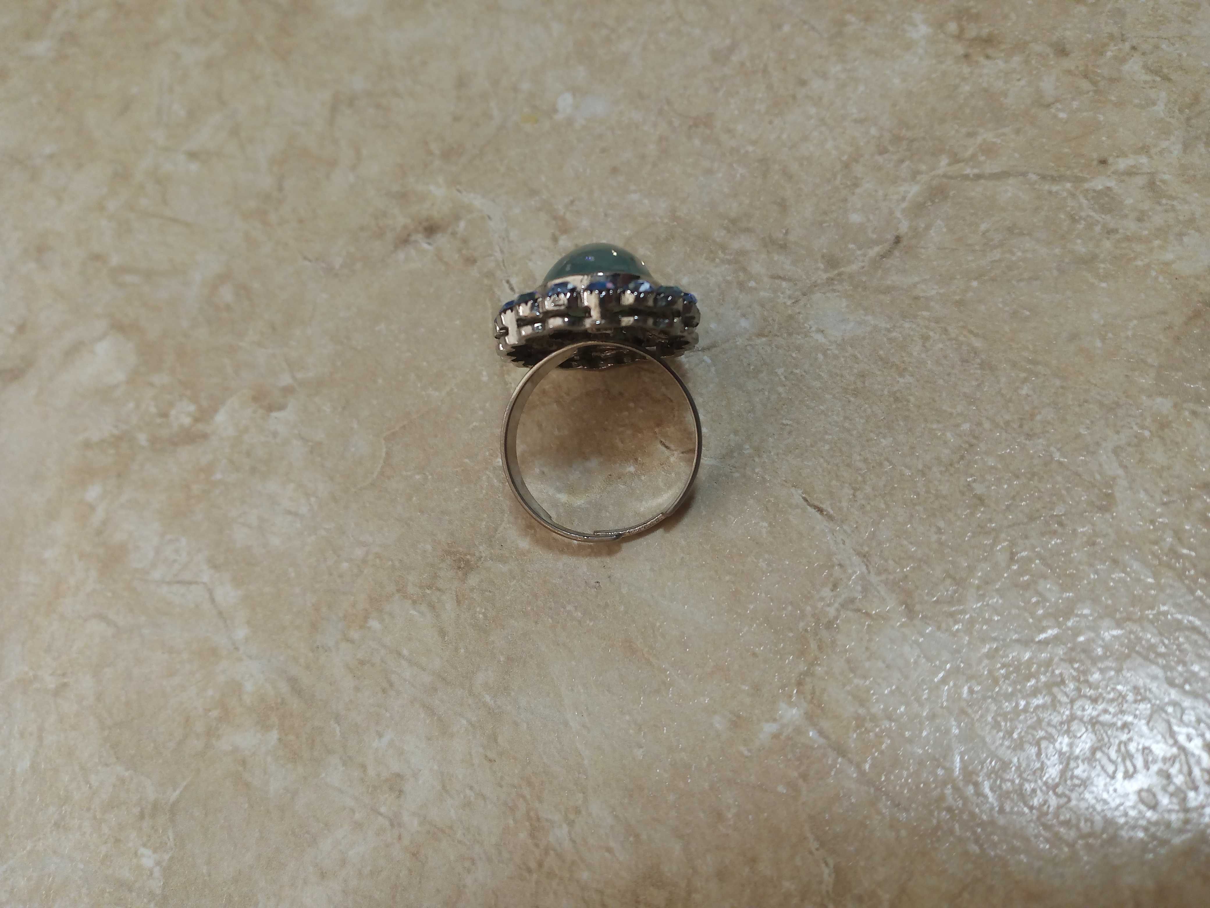 Продается старинное кольцо с разными камнями.Размер 19-20.Цена 100 тыс