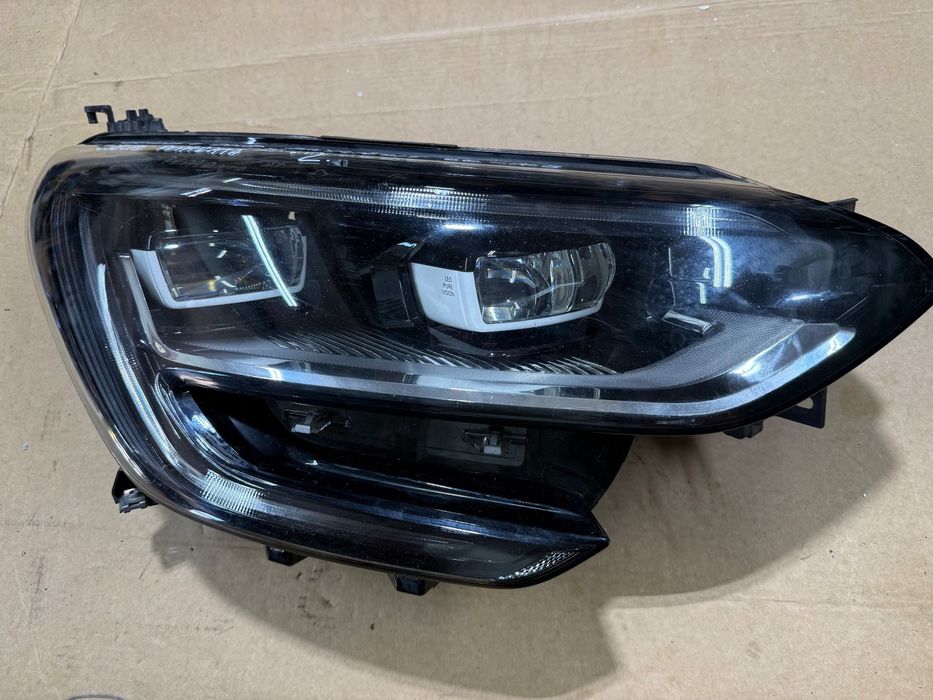 Far dreapta full led pure vision RENAULT MEGANE 4 an 2018 cod 260104596R daylight alb nu e ingalbenit