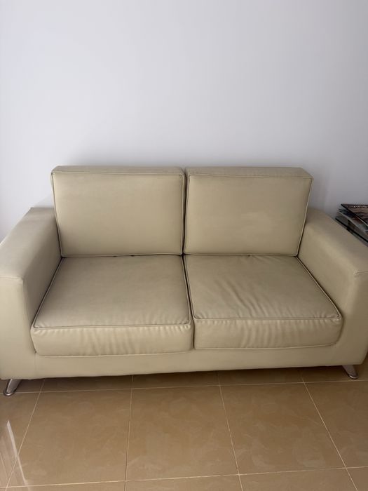 Много запазен кожен двуменстен диван