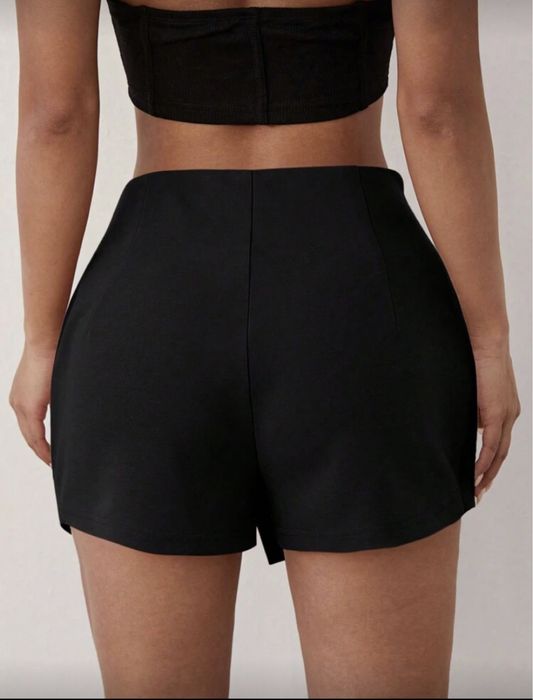 Черна дамска мини пола с цепка – модерна и елегантна