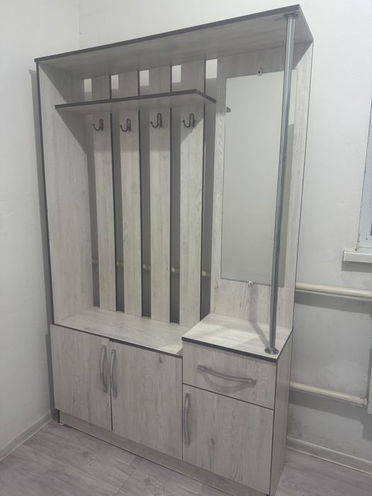 Продается прихожка и стол