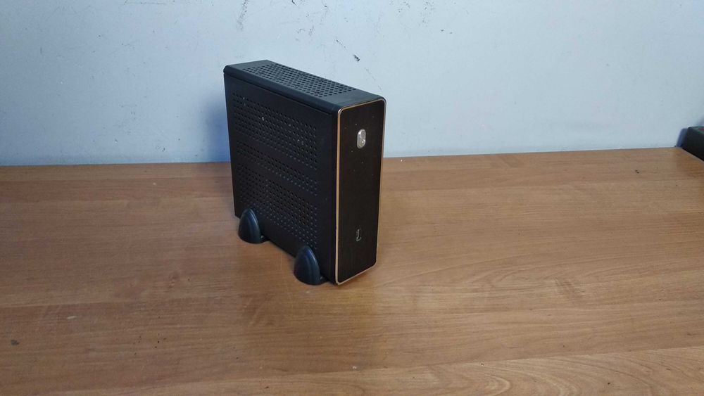 Маленький компьютер  Celeron J1800/ Озу 4 Гб/SSD 256 Гб