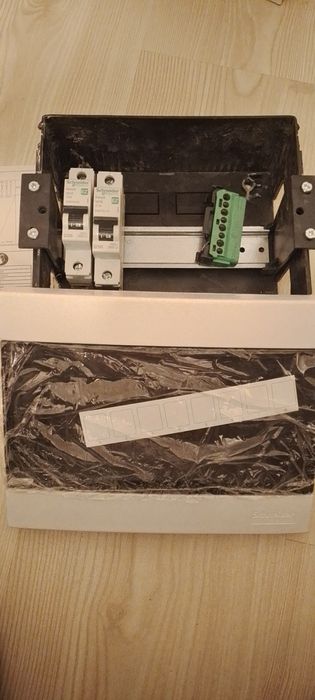 Ел табло за 8 прекъвача на Schneider с 2 прекъсвача