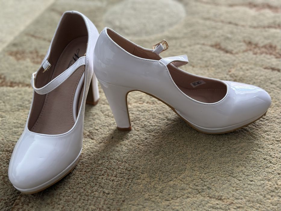 Rochie de mireasa + voal+ pantofi + accesoriu par