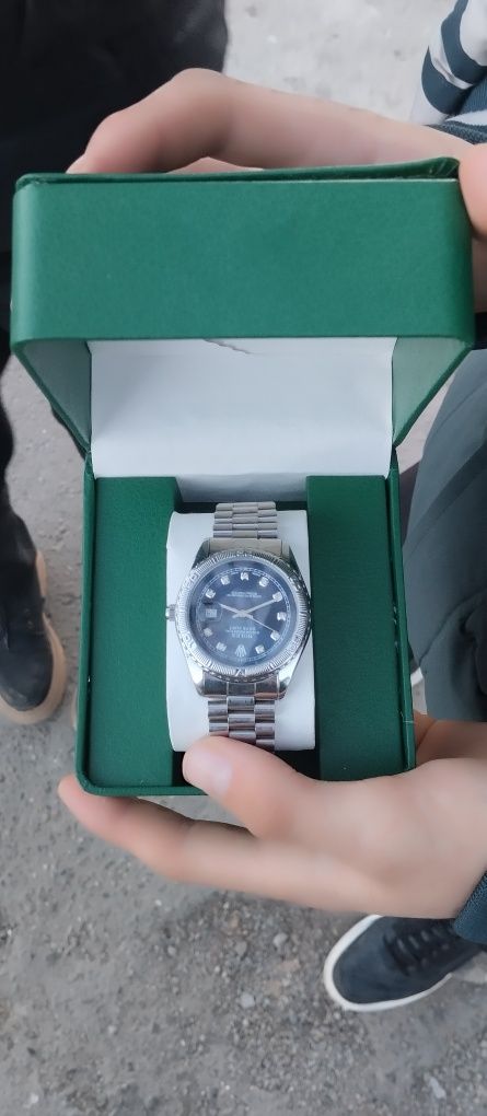 Часы Rolex серого цвета