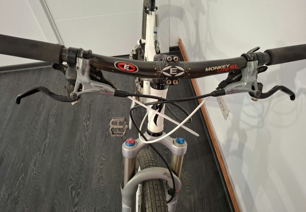 Bicicleta Specialized Fsr Epic M5
Furcă Fox F100RL
Frâne hidraulice H