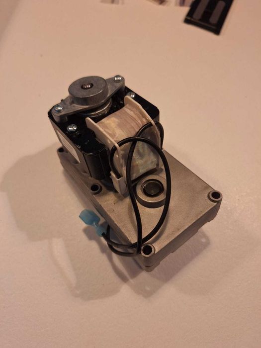 Motor 220V AC, cu reductor – 25W, 2rpm/3rpm, ax 8mm