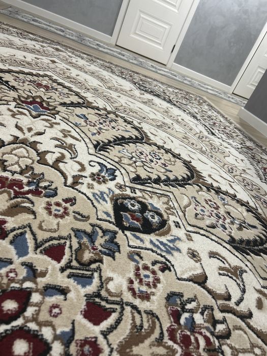 Продам ковер белобежевый