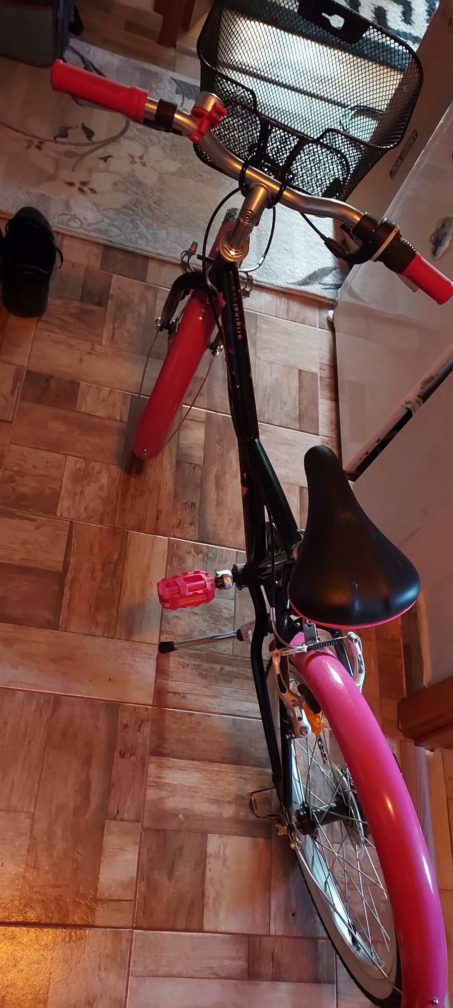 Bicicleta fete 6-9 ani cu roti ajutătoare
