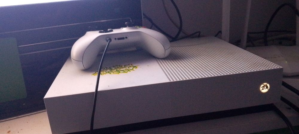 Prodavam Xbox One s all digital limited edition 2019 120hz zapazen