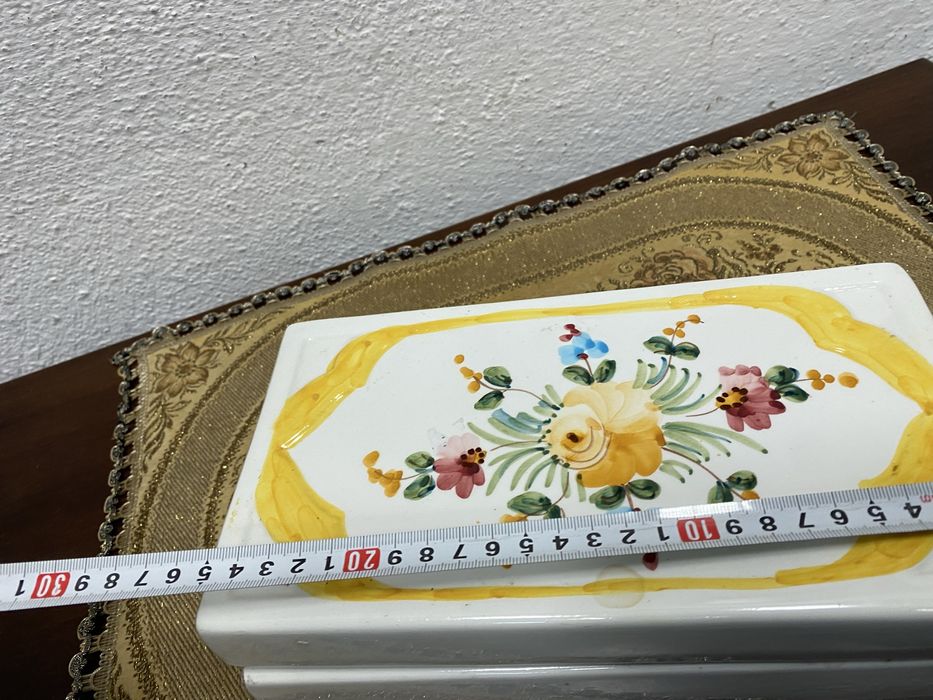 Стенни порцеланови вази с орнаменти