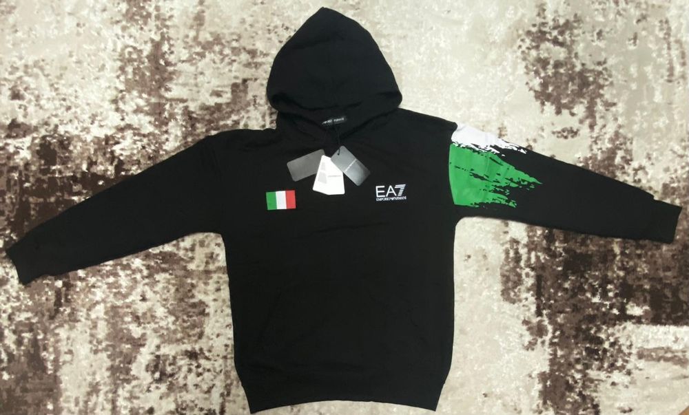 Vând hanorac nou de bărbați Emporio Armani EA7