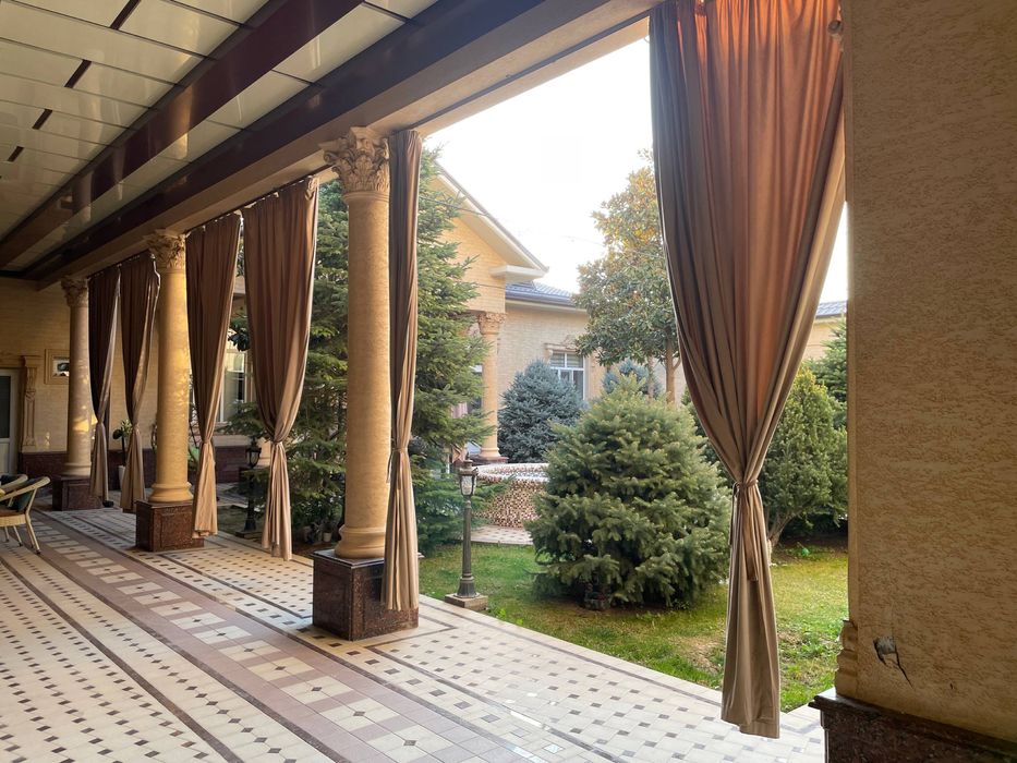 Прекрасеный 3 уровенный дом для ваши семьи построено на 6 соток участк