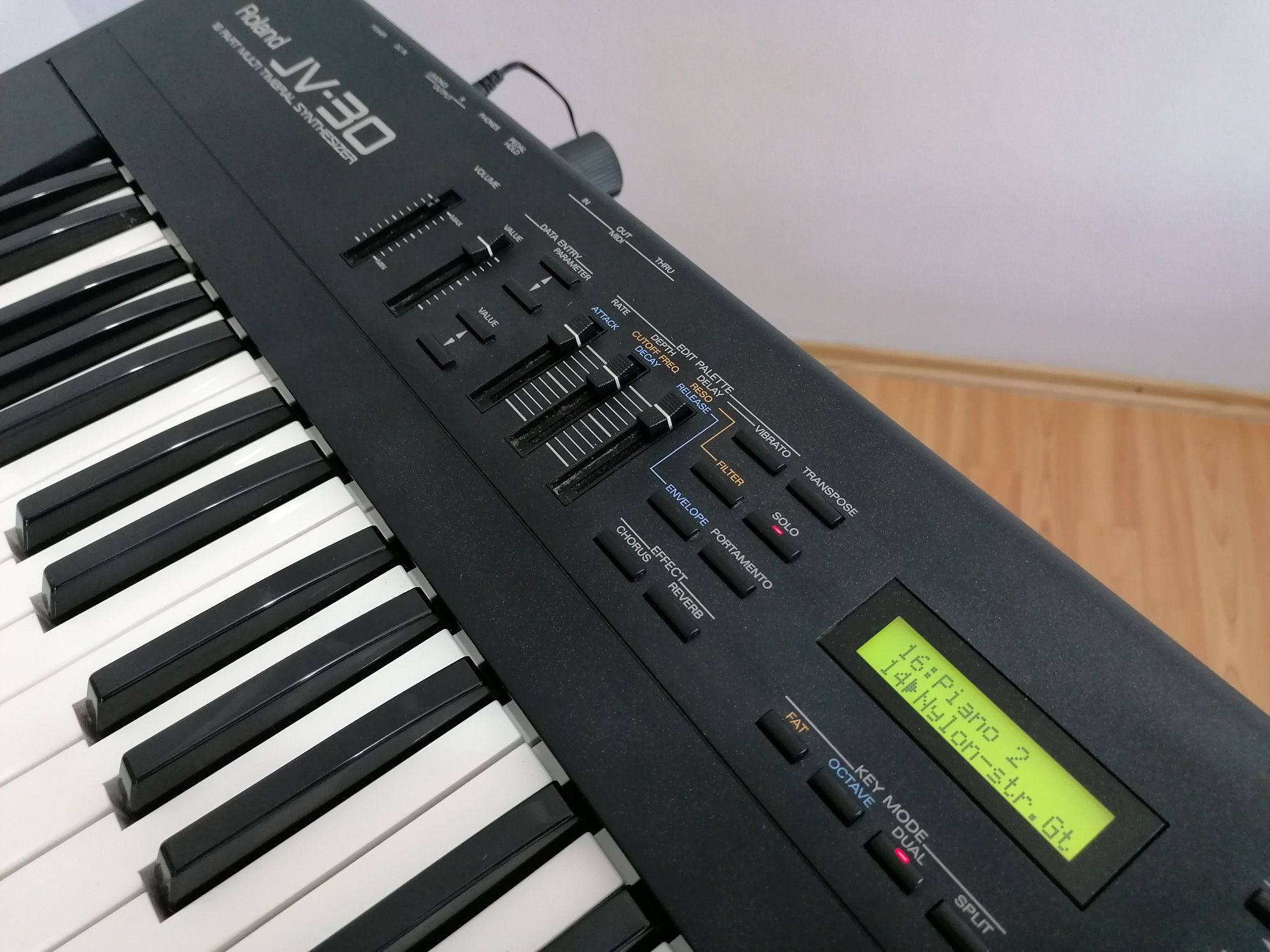 ROLAND JV-30 sintetizator pian orga electronică keyboard