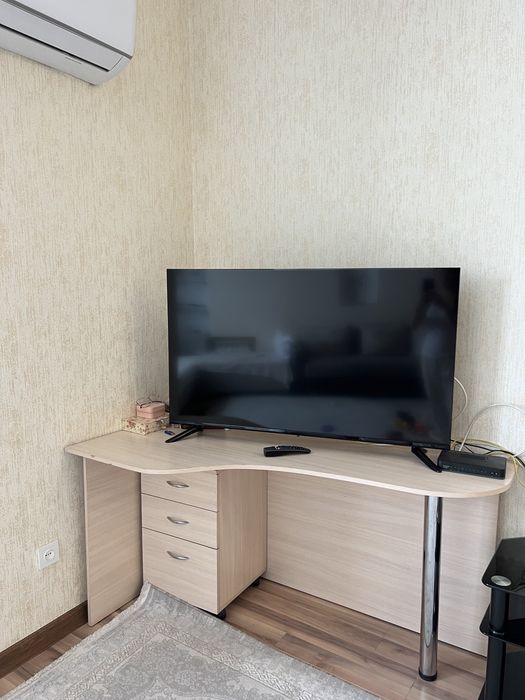 Стол с тумбой в идеальном состоянии