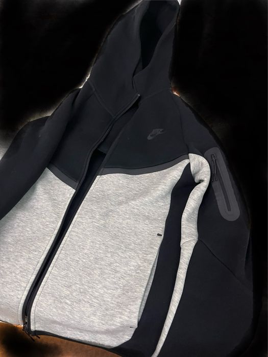 vand bluza cu fermoar nike tech originala!