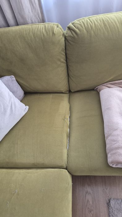 Canapea verde defecta