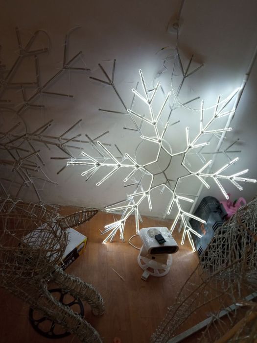 Новогоднее оформление фасадов зданий магазинов домов офисов