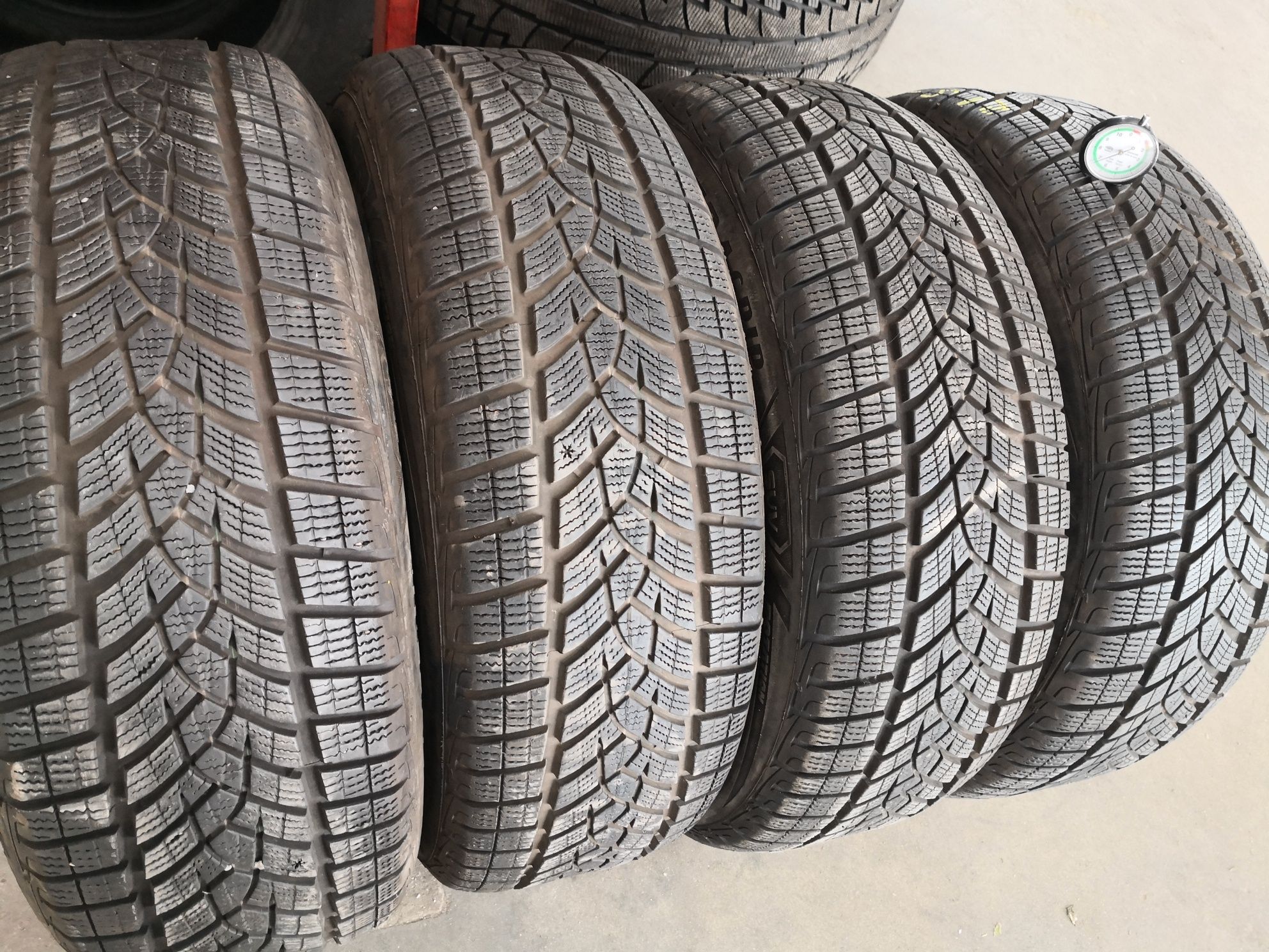 215 60 17 цола гуми като нови Goodyear