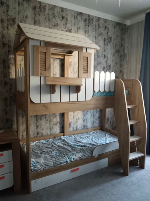 Продаю двухярусную детскую  кровать и письменный стол