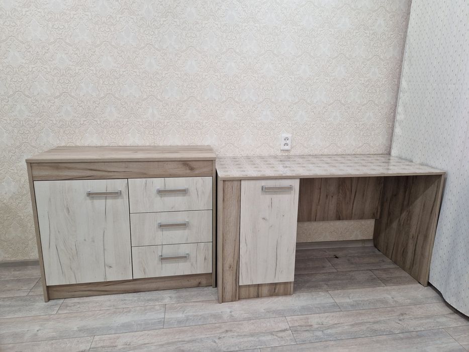 Продам комплект мебели! Письменный стол и комод!