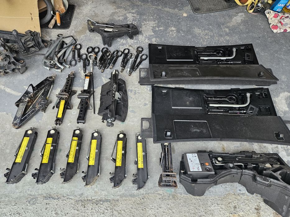 Cric ,cheie,carlig remorcare gama wag ,mercedes, audi,opel