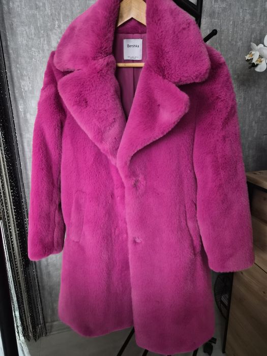 Дамско плюшено палто в ярко розов цвят
A sleek editorial portrait in a