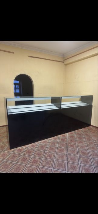 Telefon va aksesuarlar qo’yish uchun Stol prilafka