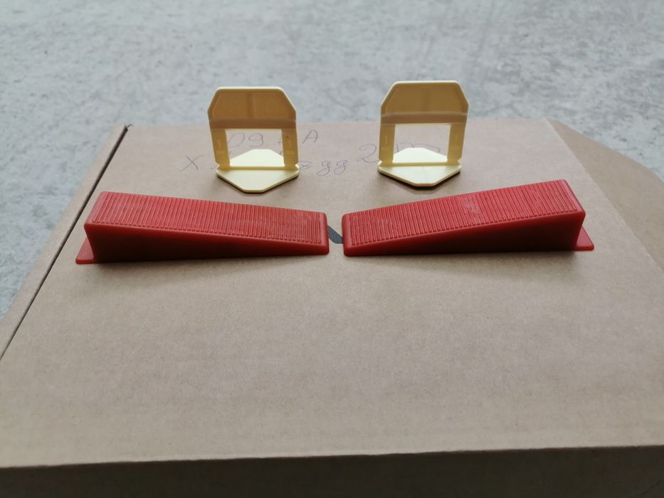 Фиксатори за плочки клинове