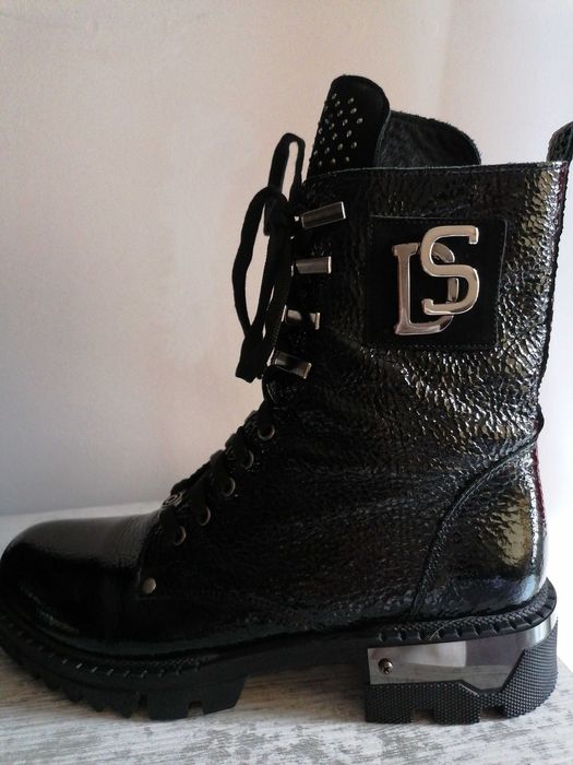 Дамски боти естествен лак с капси.