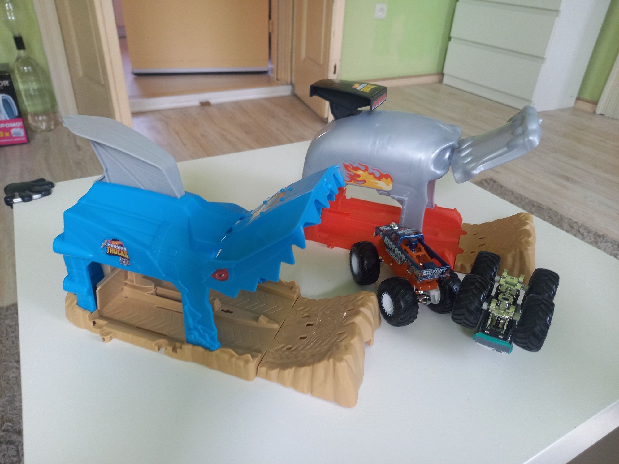 Monster trucks hot wheels гараж писта изстрелвачка 2 броя
