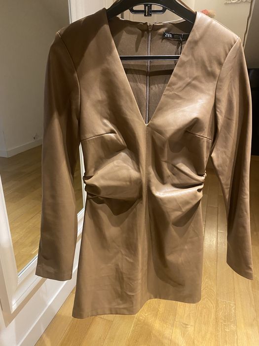 Vând rochie Zara din piele ecologica mărimea XS culoare Bej