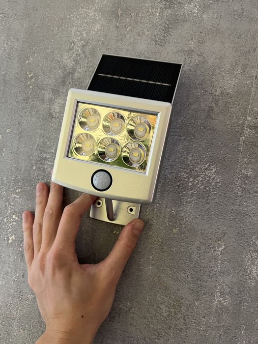 Lampa solara proiector curte cu acumulator  150 lumeni mica noua