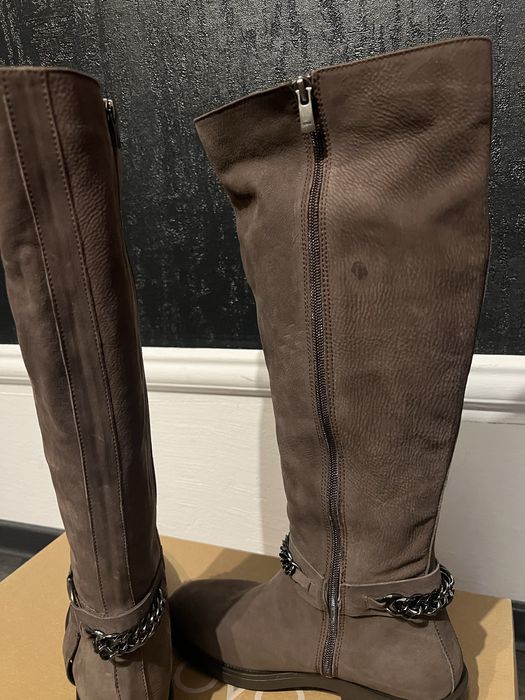 Cizme noi , doar probate .