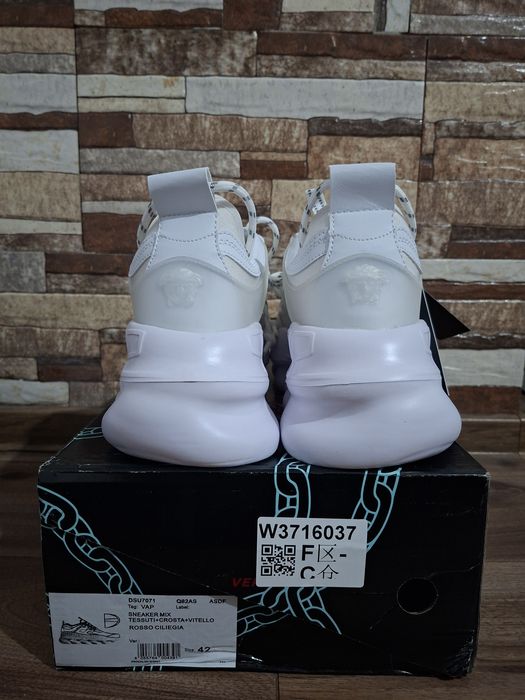 Versace chain reaction
