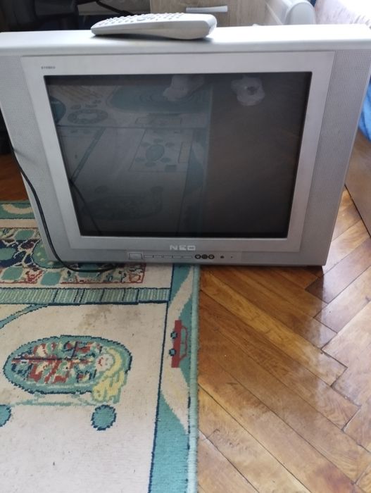 Стар телевизор работещ