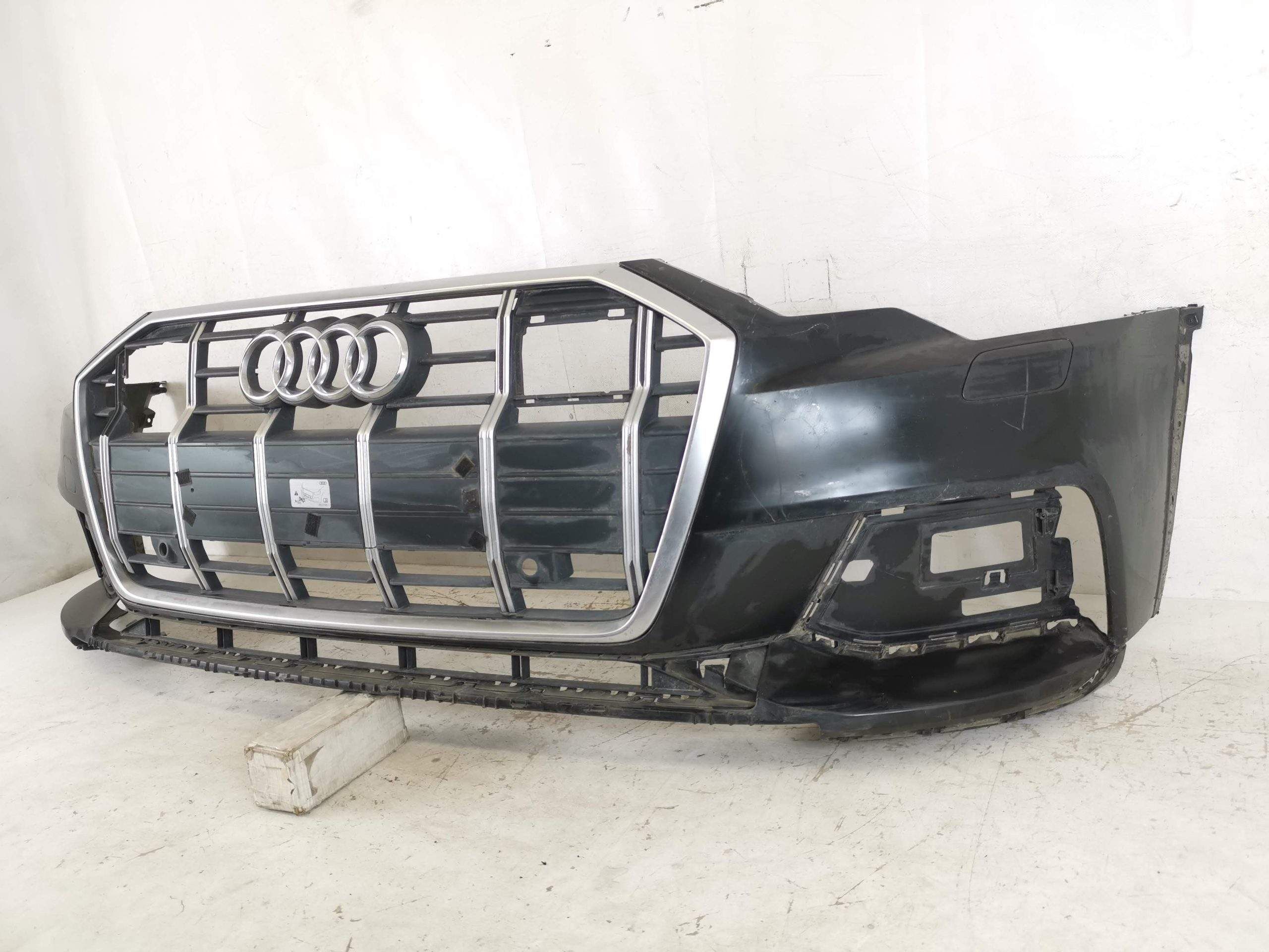 Предна броня с централна решетка повредена Ауди А6 Седан / Audi A6 Sed