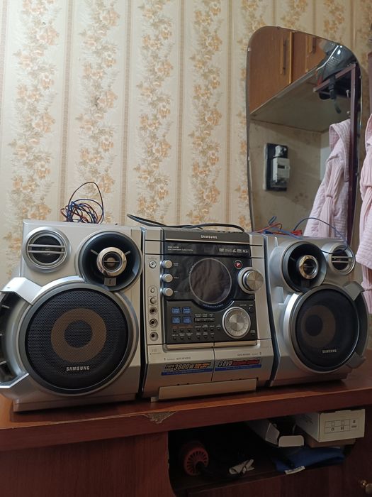 Продаю музыкальный центр SAMSUNG MAX-KJ730 в хорошем состоянии.
