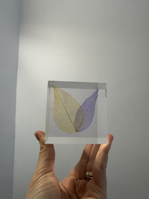 Lampa cub luminos cu suport din lemn decoratiune