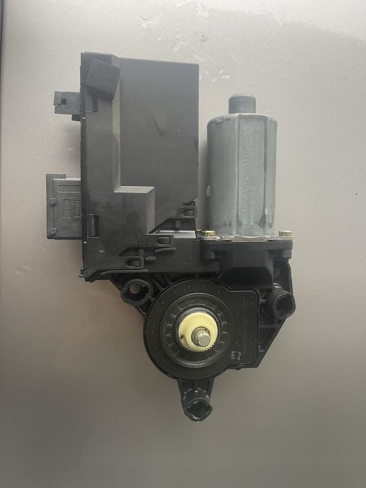 Мотор ел. стъкла за Пежо 307 преден десен - 2 броя.