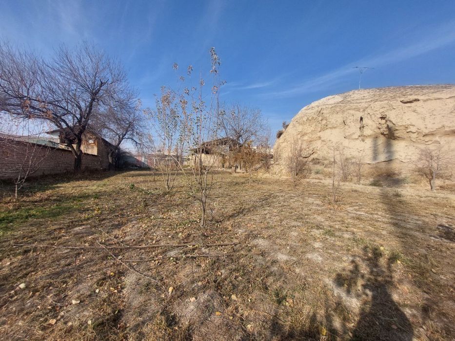 Ховли участка сотилади.