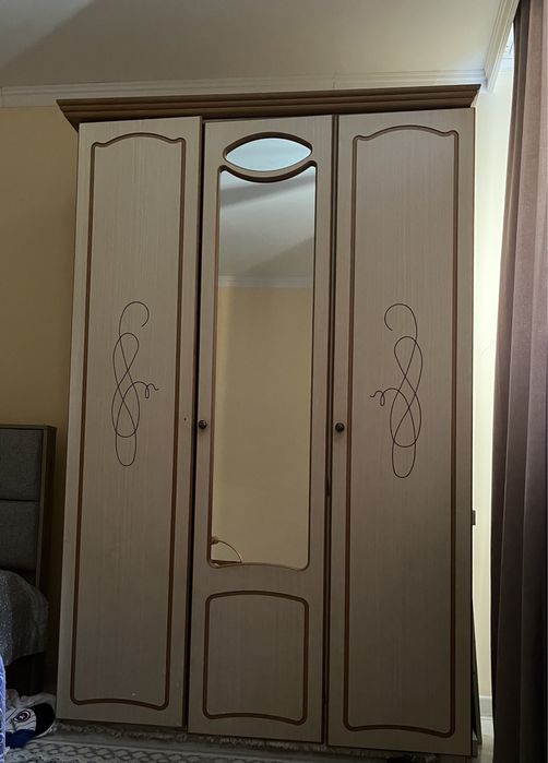 Продается шкаф трехдверный с зеркалом