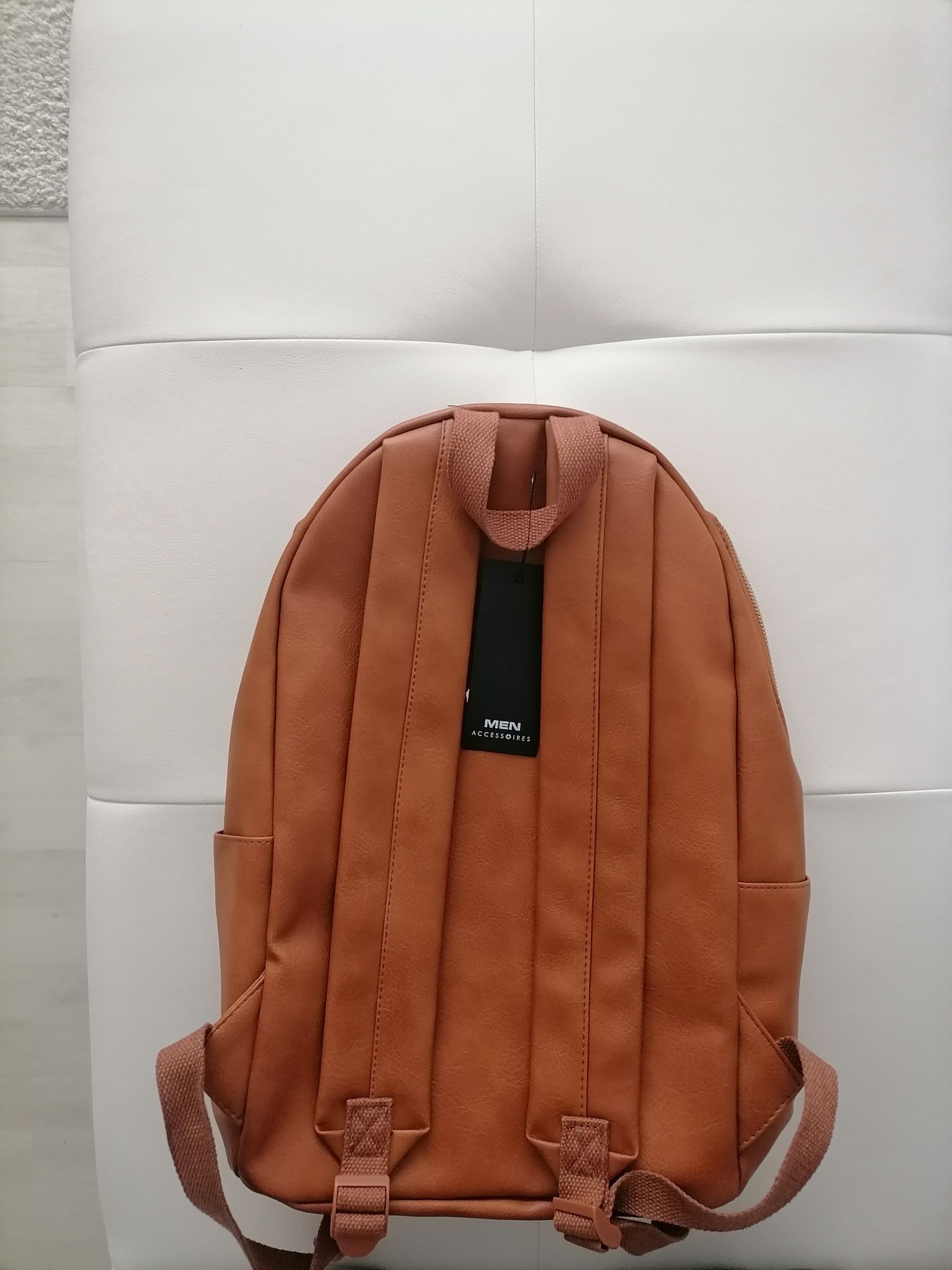 Vând rucsac fashion produs de calitate, nou nouț. Piele ecologica.